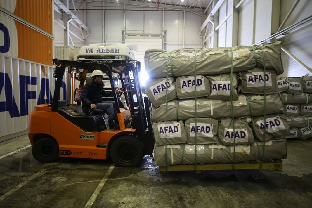 Türkiye deprem felaketine ağlıyor! Arama-kurtarma çalışmalarına katılmak için AFAD'a 100 binden fazla başvuru yapıldı 7